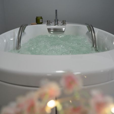 Hotel Velista Вонешта-Вода Экстерьер фото